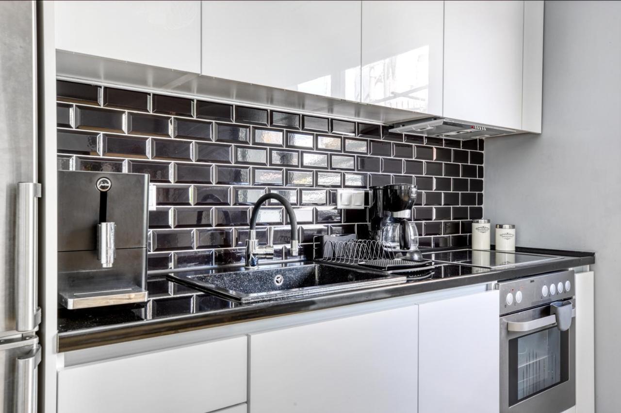 Spacious Flat With Courtyard And Private Parking! Атина Екстериор снимка