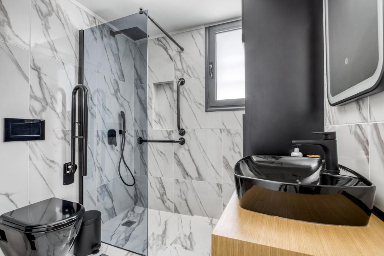 Spacious Flat With Courtyard And Private Parking! Атина Екстериор снимка